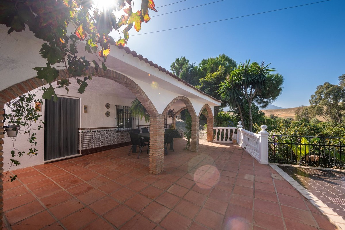 Alhaurín de la Torre, Málaga, Costa del Sol – House – Detached Villa